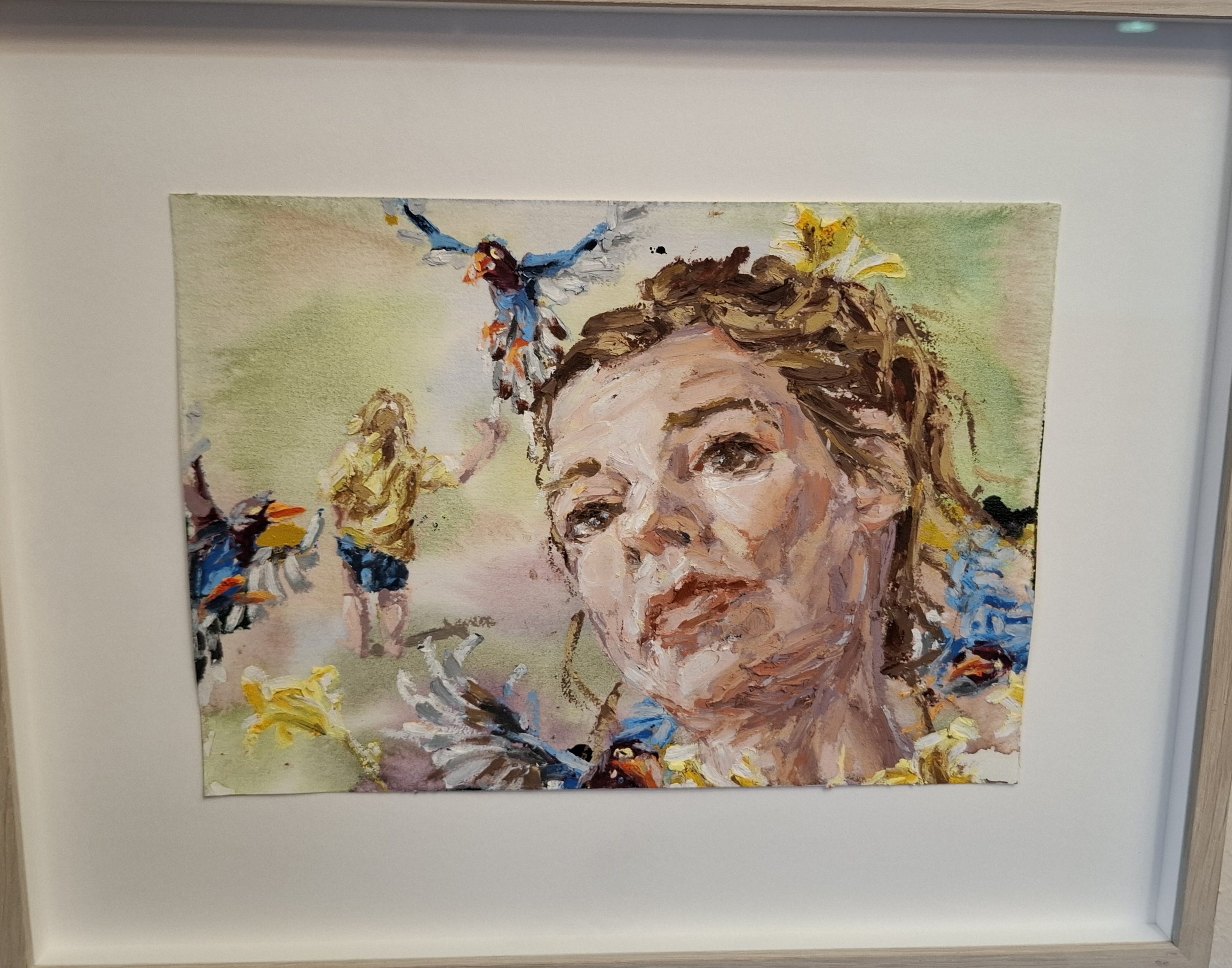 Linn Fernströms konstverk - expressivt porträtt med färgglada fåglar